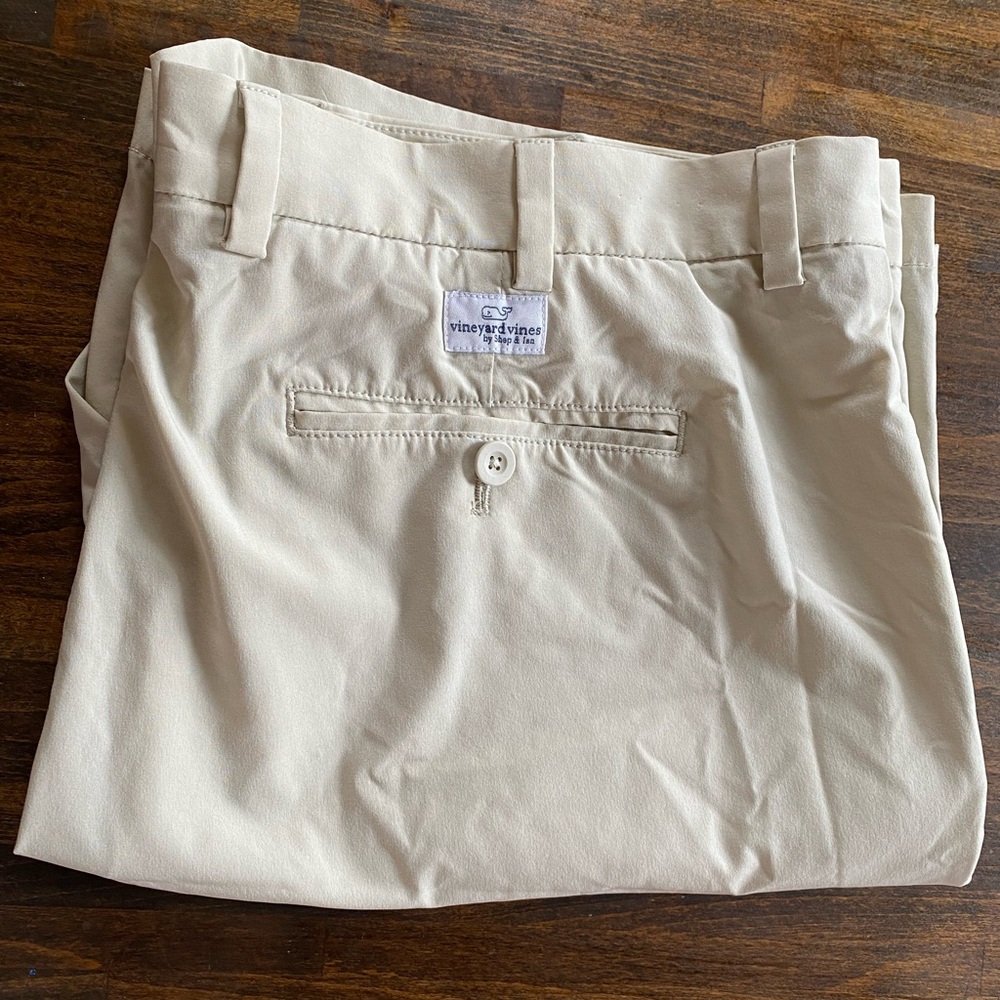 Vineyard Vines Performance Breaker Shorts Mens 40x9 Inch Khaki Tan Golf Stretch